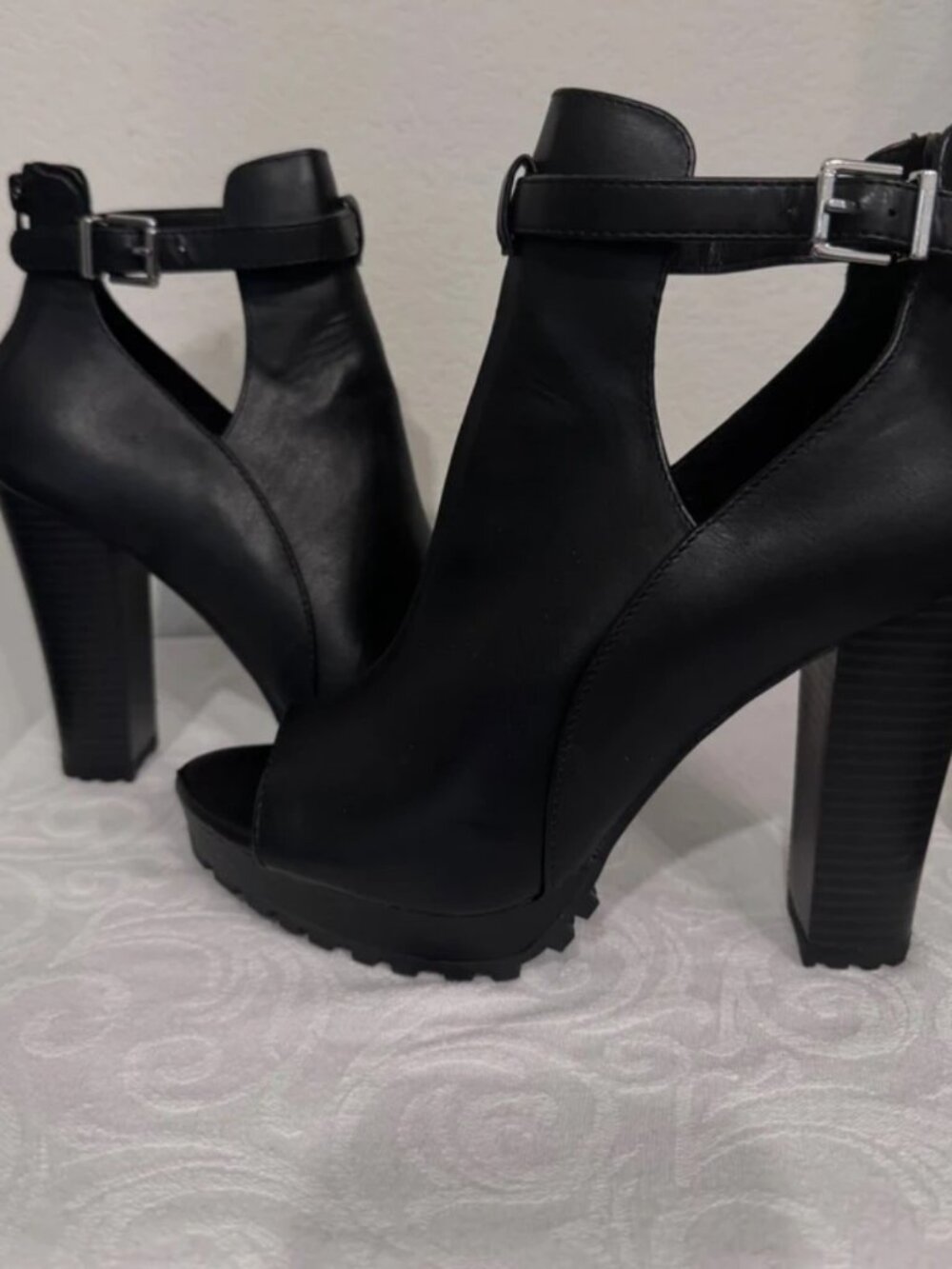 Black heels buckle strap